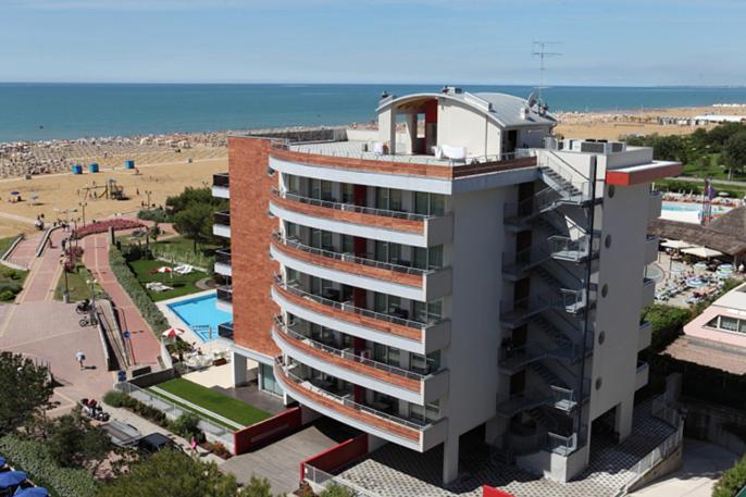 比比翁Residence Panorama Apart Hotel的海滩前带游泳池的大型建筑