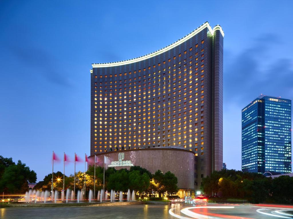 上海虹桥锦江大酒店（原虹桥喜来登上海太平洋大饭店）的一座大建筑,上面有很多灯