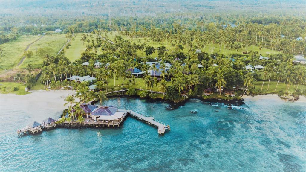 Maninoa辛纳雷礁水疗度假酒店的水中岛屿上度假村的空中景观