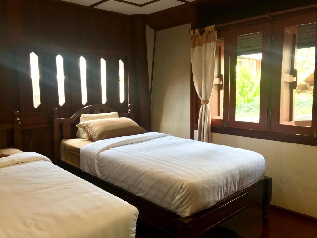 清迈Kawila126的卧室设有两张床,带两个窗户