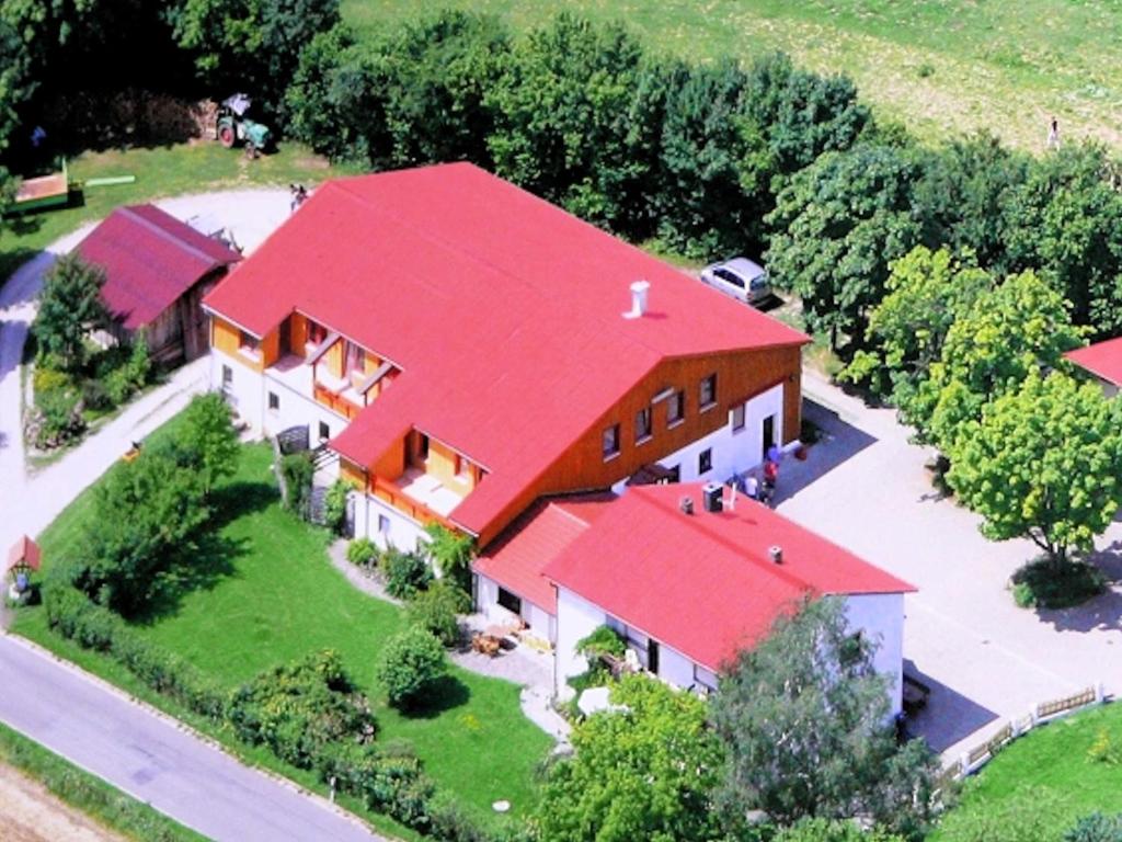 魏申费尔德Ferienhof Gold的享有红色屋顶房屋的空中景致