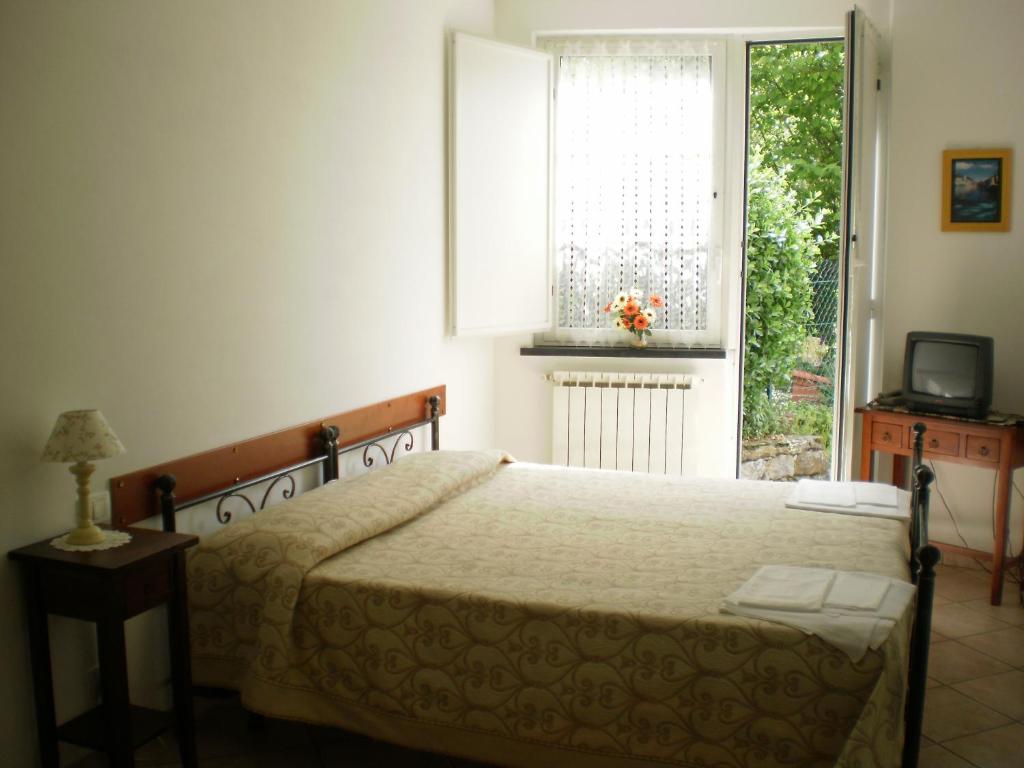贝韦里诺帕耶赛科尔瓦拉酒店的一间卧室设有一张床、一个窗口和一台电视