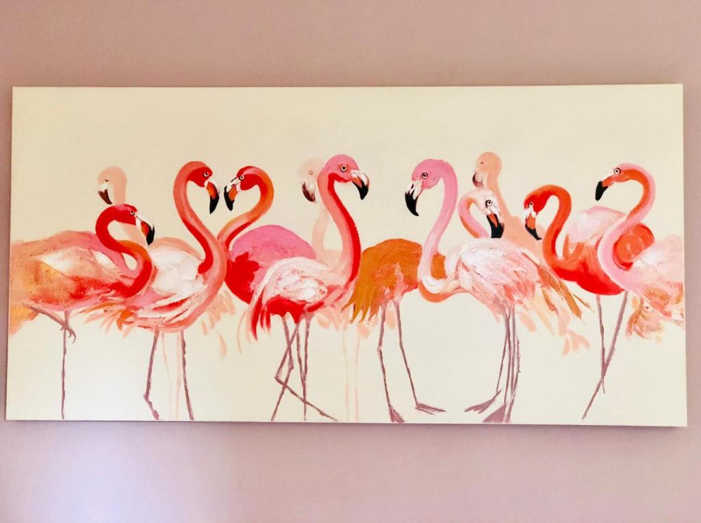 卡塔尼亚MAMARICO' APARTAMENT的一组粉红色火烈鸟的画