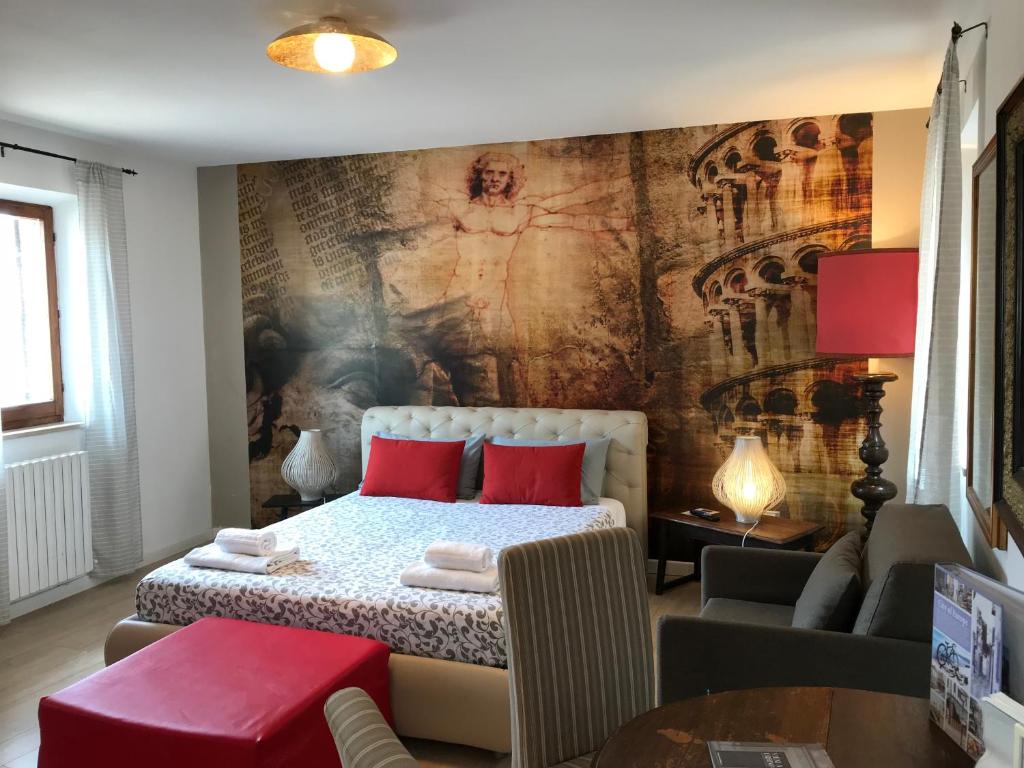 乌尔比诺B&B Albornoz的一间卧室配有红色枕头的床