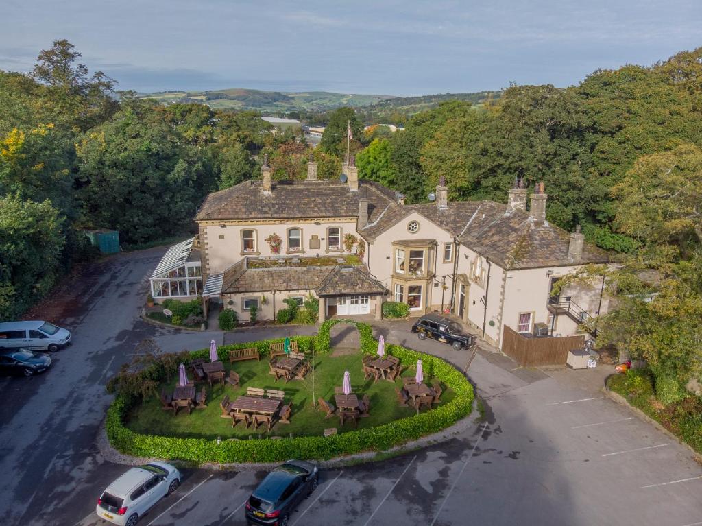 SteetonSteeton Hall Hotel & Restaurant的享有带庭院的房屋的空中景致