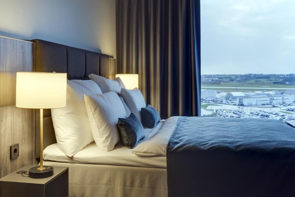 索拉号角空气酒店的酒店的客房 - 带枕头和窗户