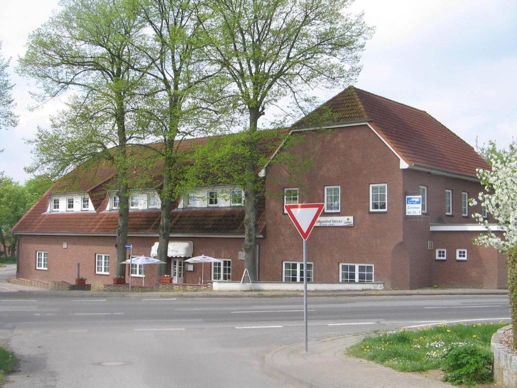LüssowLandpension Strenz的前面有屈服标志的大型砖砌建筑