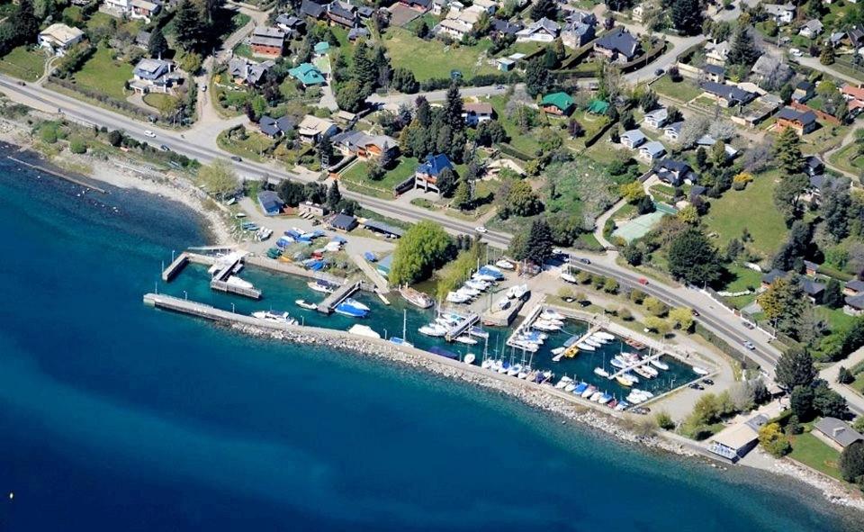 圣卡洛斯-德巴里洛切El Nautico Lodge Bariloche的码头的空中景观,码头有船停靠