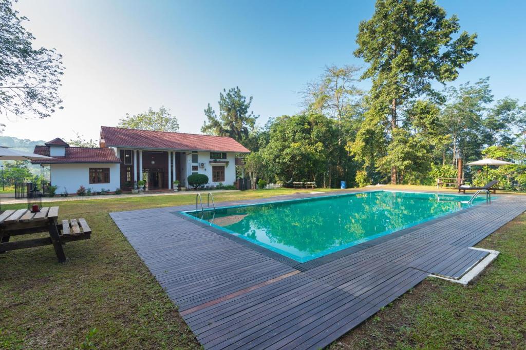 马特莱Estancia Holiday Bungalow的一座房子的院子内的游泳池