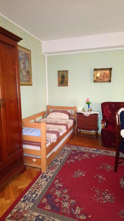 贝尔格莱德Garden的一间卧室配有一张床和红色地毯