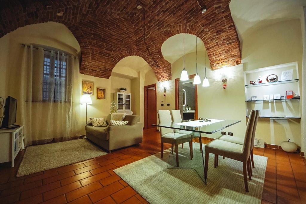 都灵C'era una "volta"... un appartamento a Torino的厨房以及带桌椅的起居室。