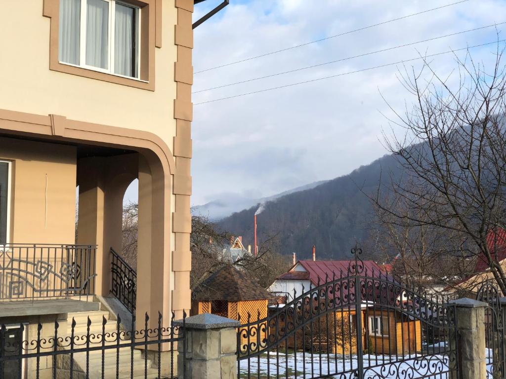 亚列姆切Shutka home spirit的一座有栅栏和山底的建筑