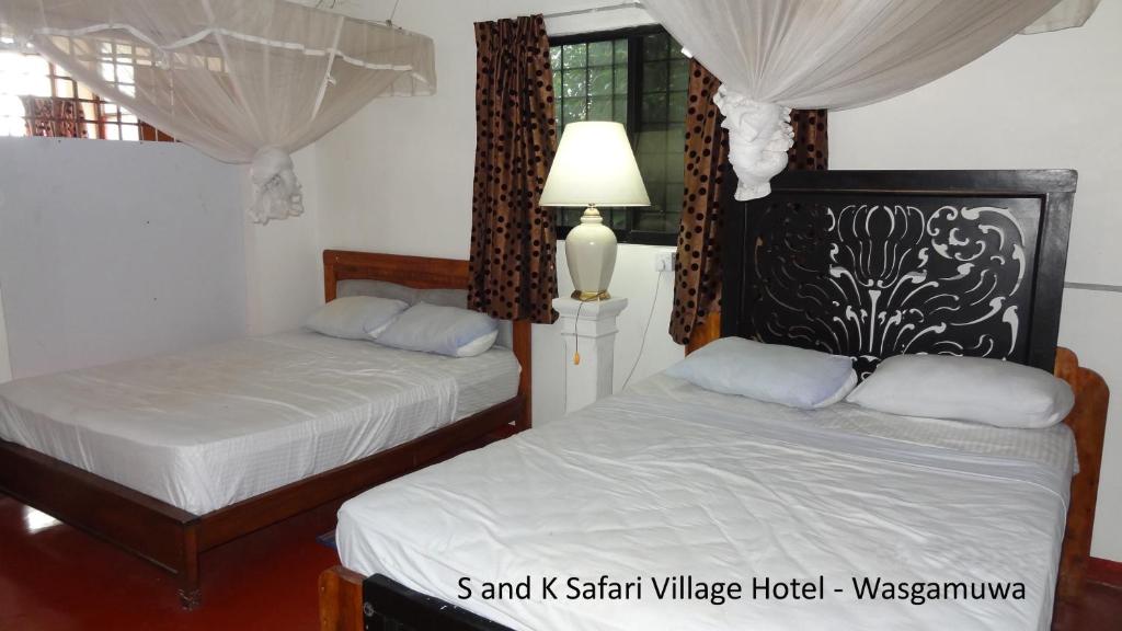 S and K Safari Village Hotel - Wasgamuwa客房内的一张或多张床位