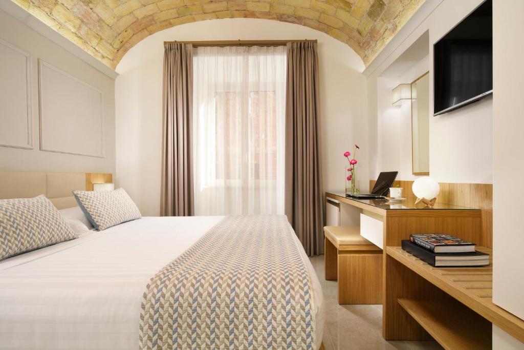 罗马Magica Luna Boutique Hotel - Roma的酒店客房设有床和窗户。