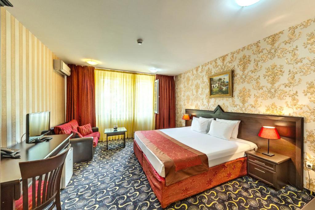 索非亚蒙特希托酒店的配有一张床和一张书桌的酒店客房