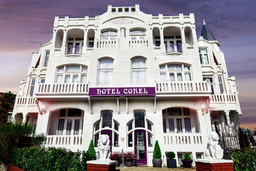 斯海弗宁恩开罗里酒店的白色的建筑,上面有紫色的标志