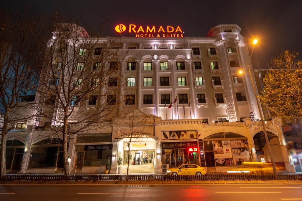 伊斯坦布尔Ramada by Wyndham Istanbul Merter的上面有标志的建筑