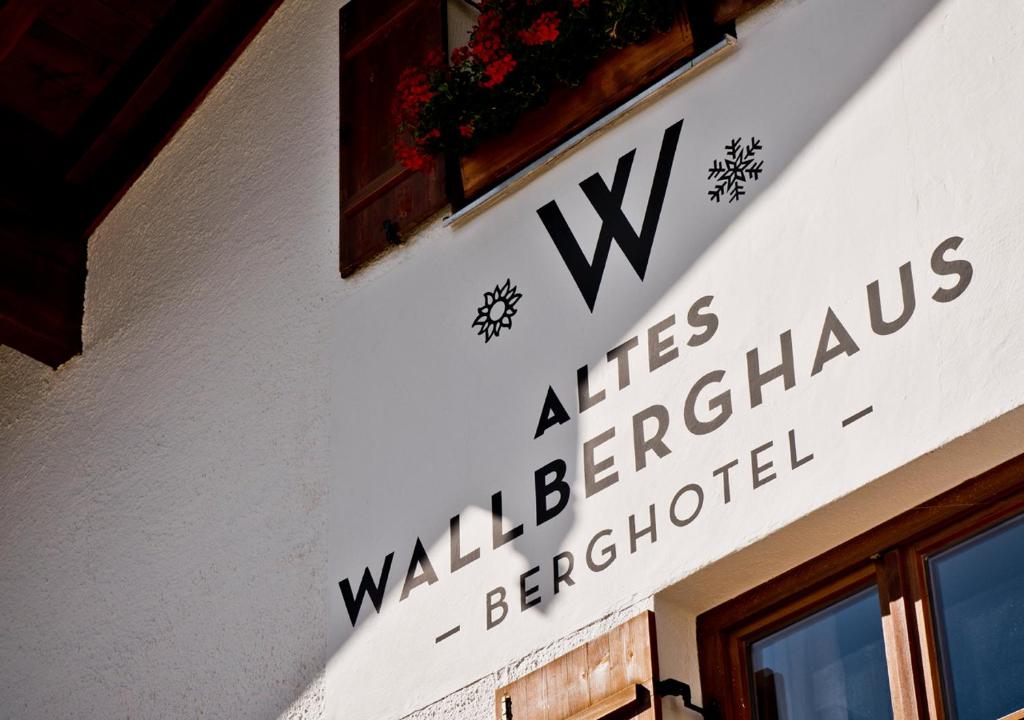若特阿赫-埃根Berghotel Altes Wallberghaus的建筑物一侧的标志