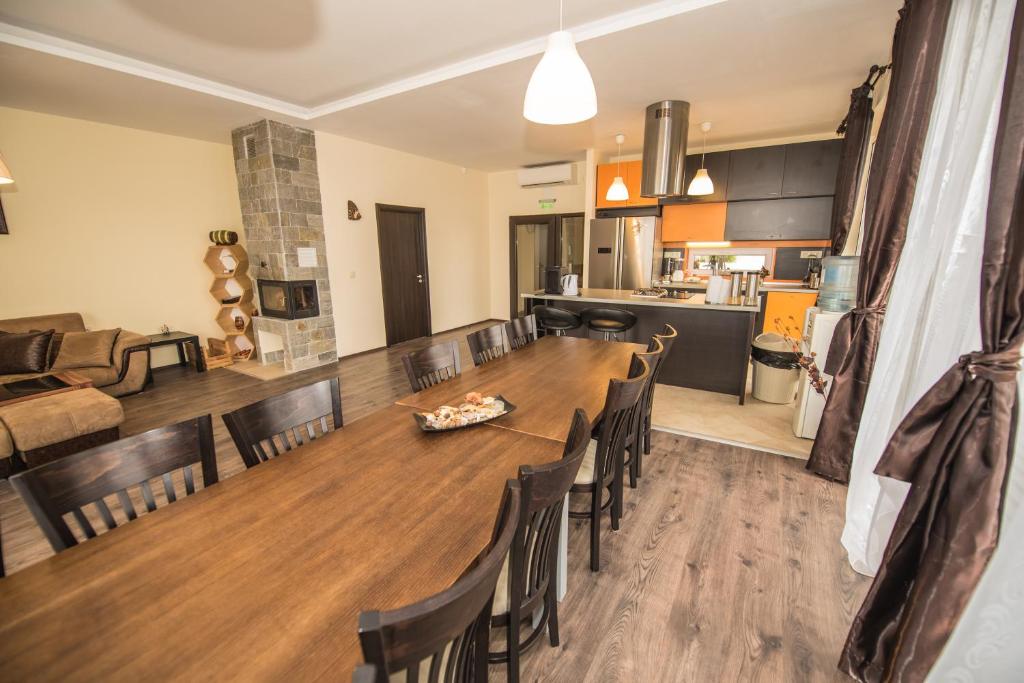 VakarelVakarel Residence的用餐室以及带长桌和椅子的客厅