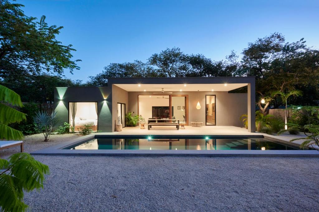 塔马林多Villa Ethir的后院带游泳池的房子