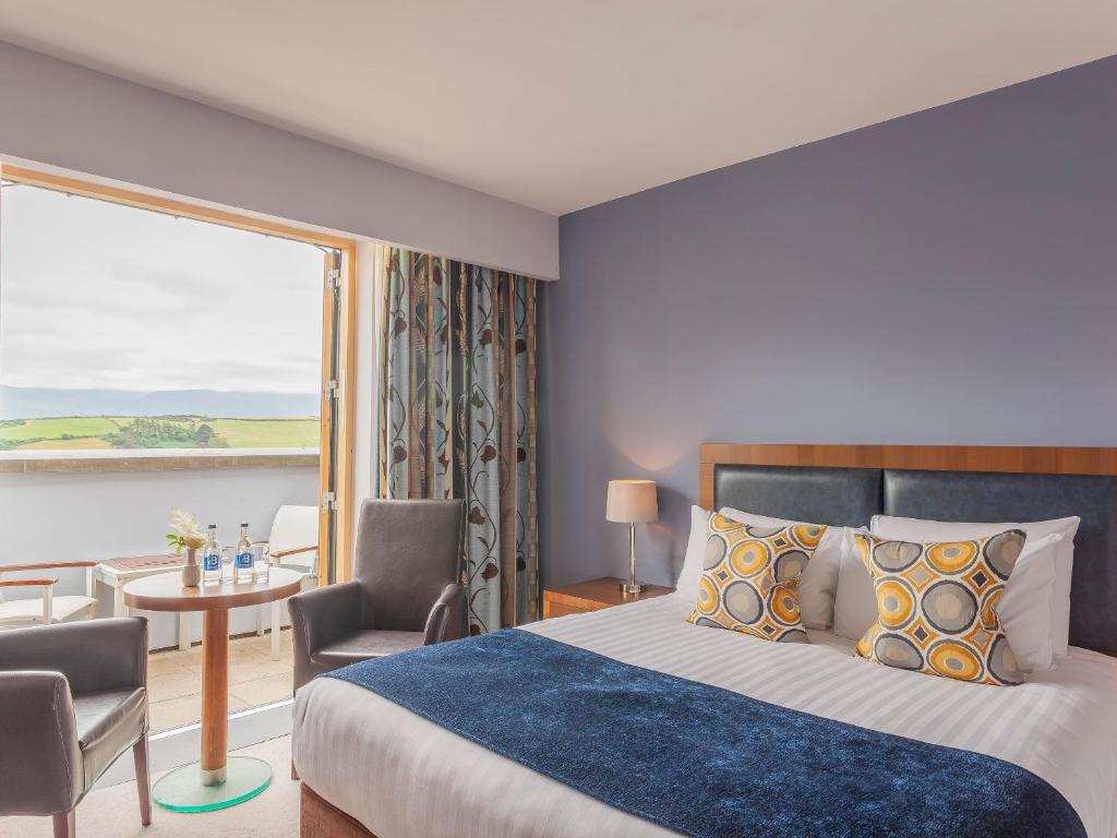 特拉利百利柔海兹酒店的酒店客房设有一张床和一个大窗户