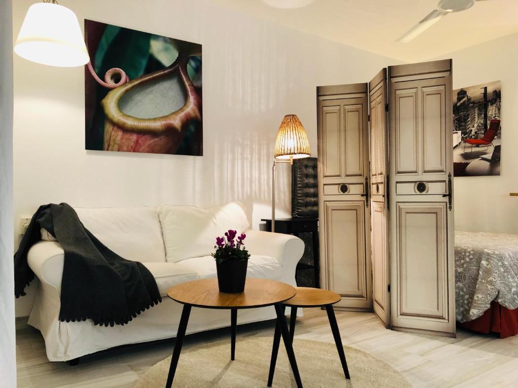 马贝拉PUERTO BANUS POL Suite y HADA Suite的客厅配有白色的沙发和桌子