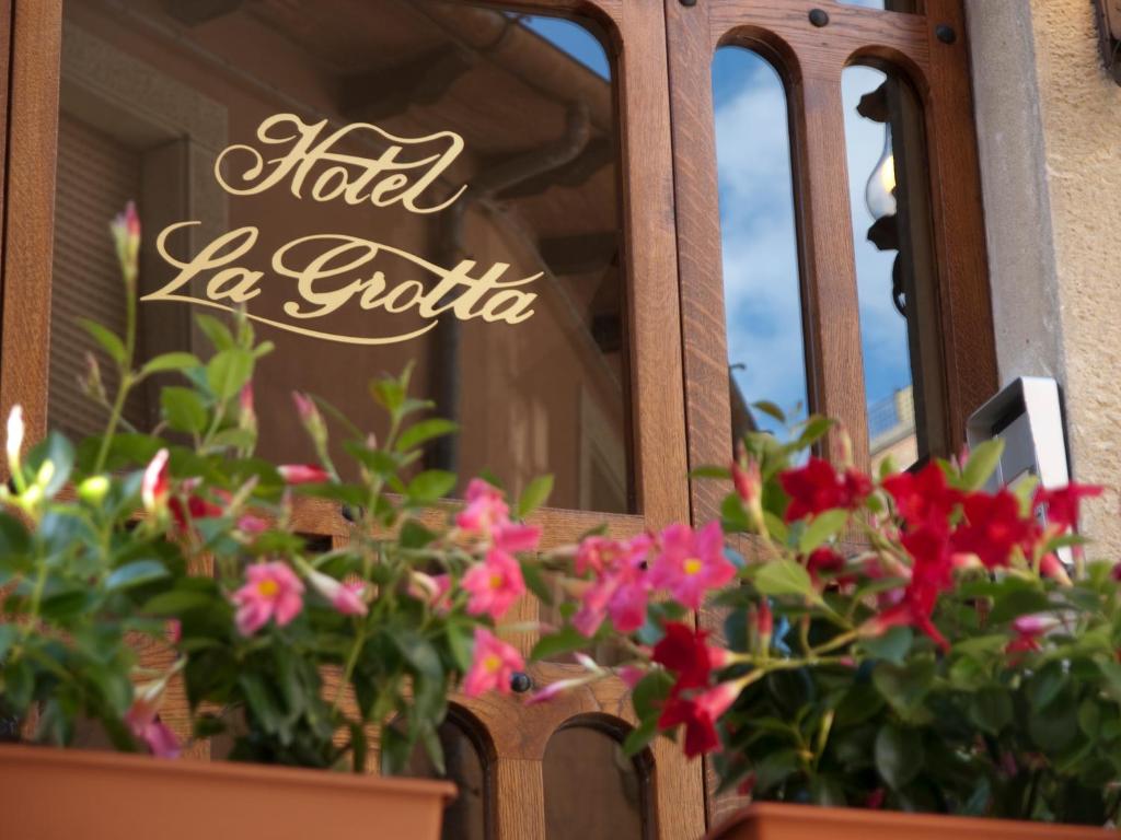 圣马力诺La Grotta Hotel的花店窗口上的标志