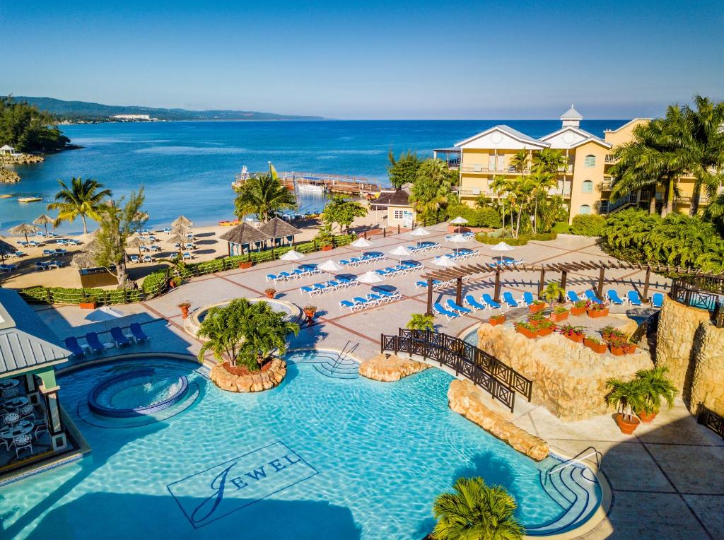 拉纳韦贝Jewel Paradise Cove Adult Beach Resort & Spa的享有度假村游泳池的空中景致