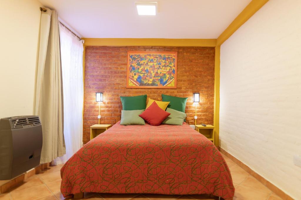 埃博森Samaná Departamentos的一间卧室配有一张红色床罩的床
