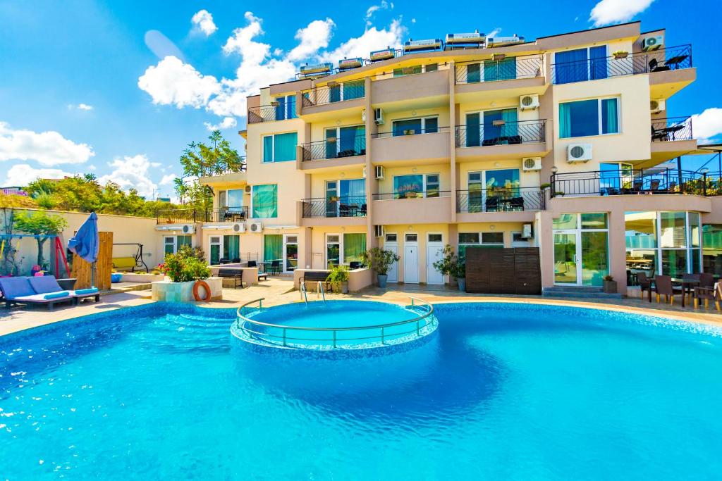 索佐波尔Selena Beach Family Hotel - All Inclusive Light的大楼前的大型游泳池