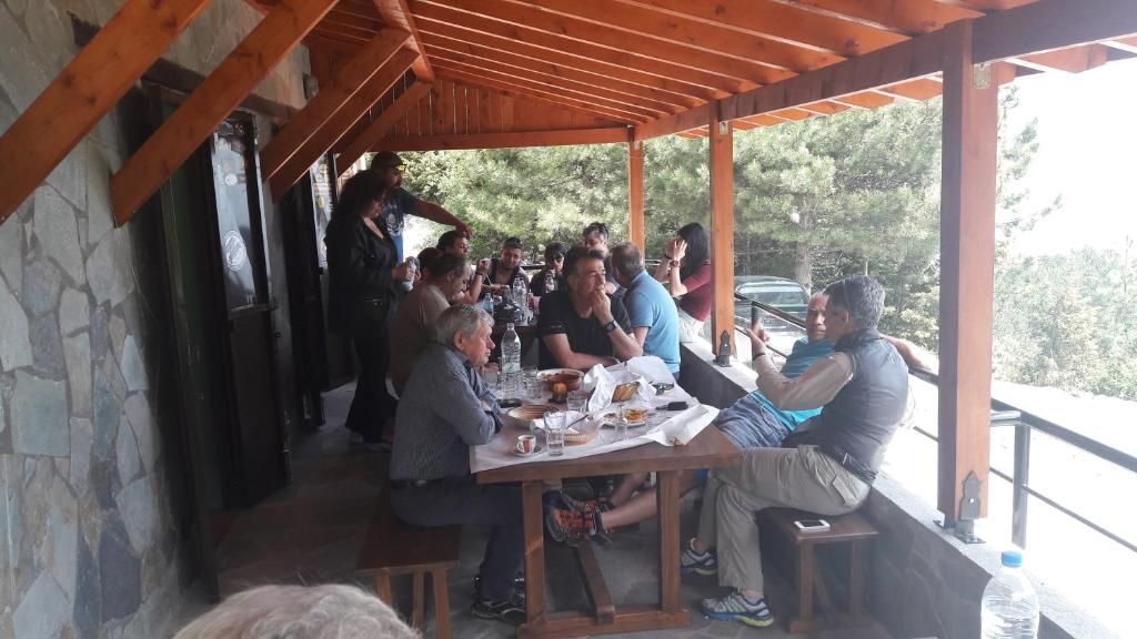 DíonKoromilia refuge的一群坐在餐厅桌子上的人