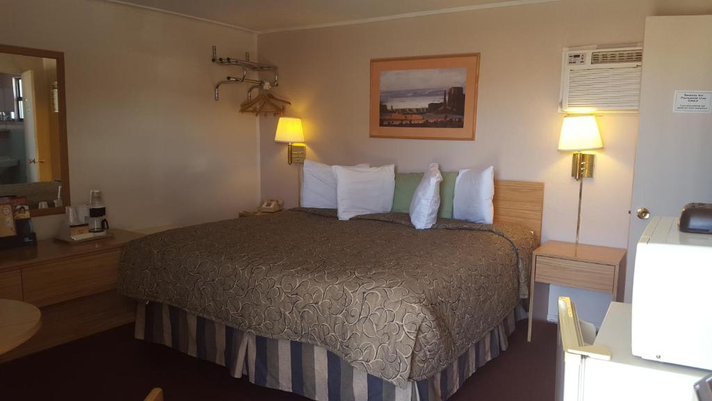 科尔特斯Cozy Inn的酒店客房,配有一张床和两盏灯