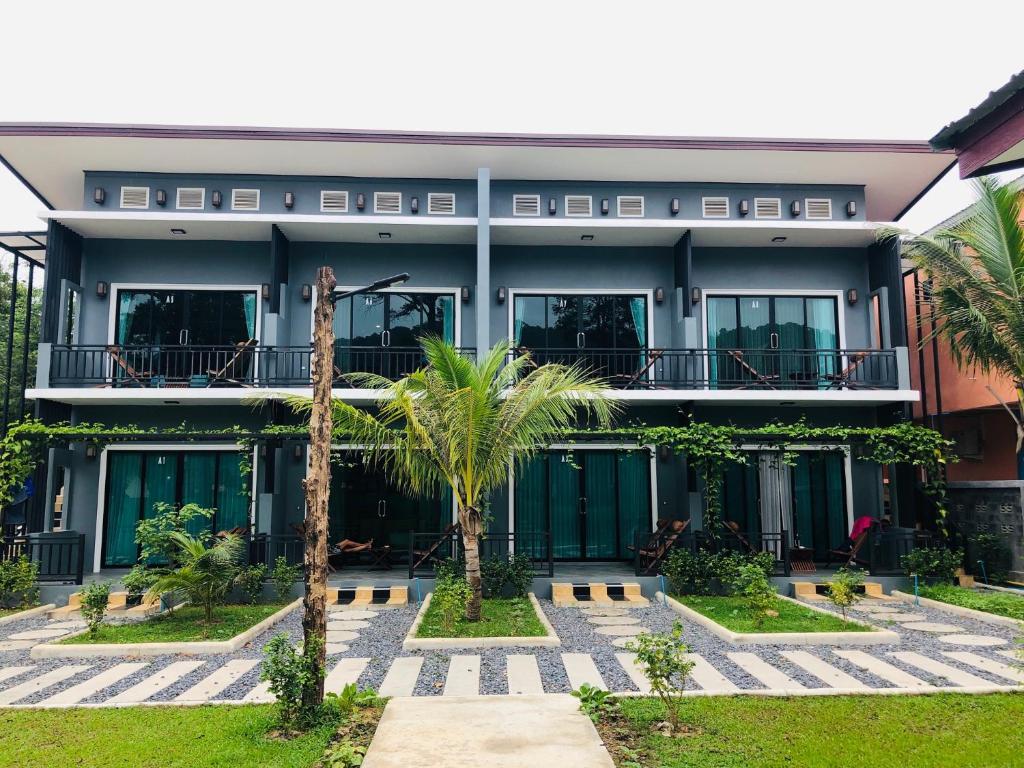 高兰Lanta Amara Resort的前面有棕榈树的建筑