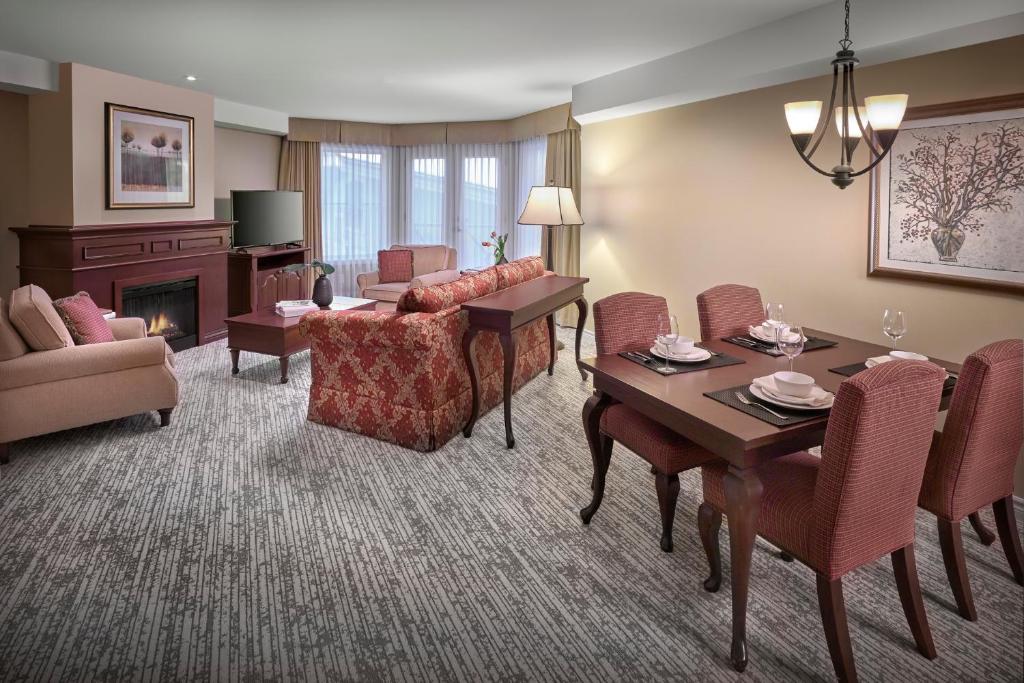 太阳峰太阳峰格兰特公寓式酒店的客厅配有沙发和桌子