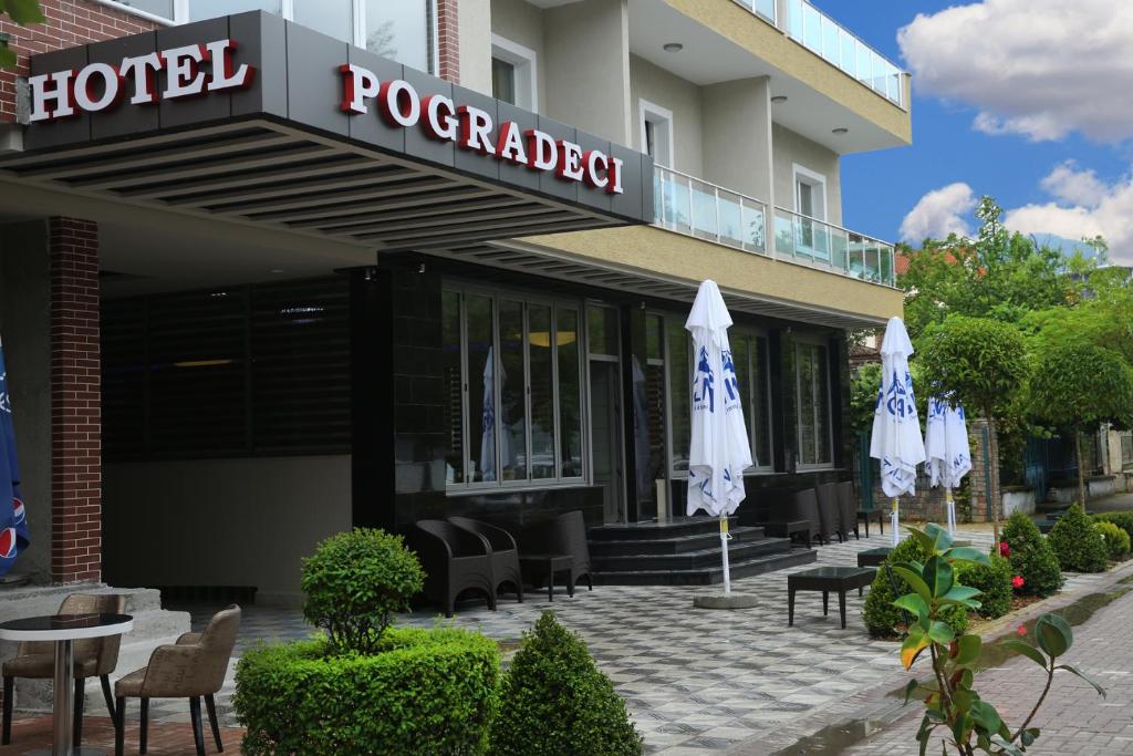 波格拉德茨博格蕾蒂奇酒店的酒店前面设有椅子和遮阳伞