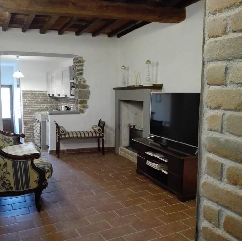 拉泰里纳La Torretta的一间带电视和壁炉的客厅