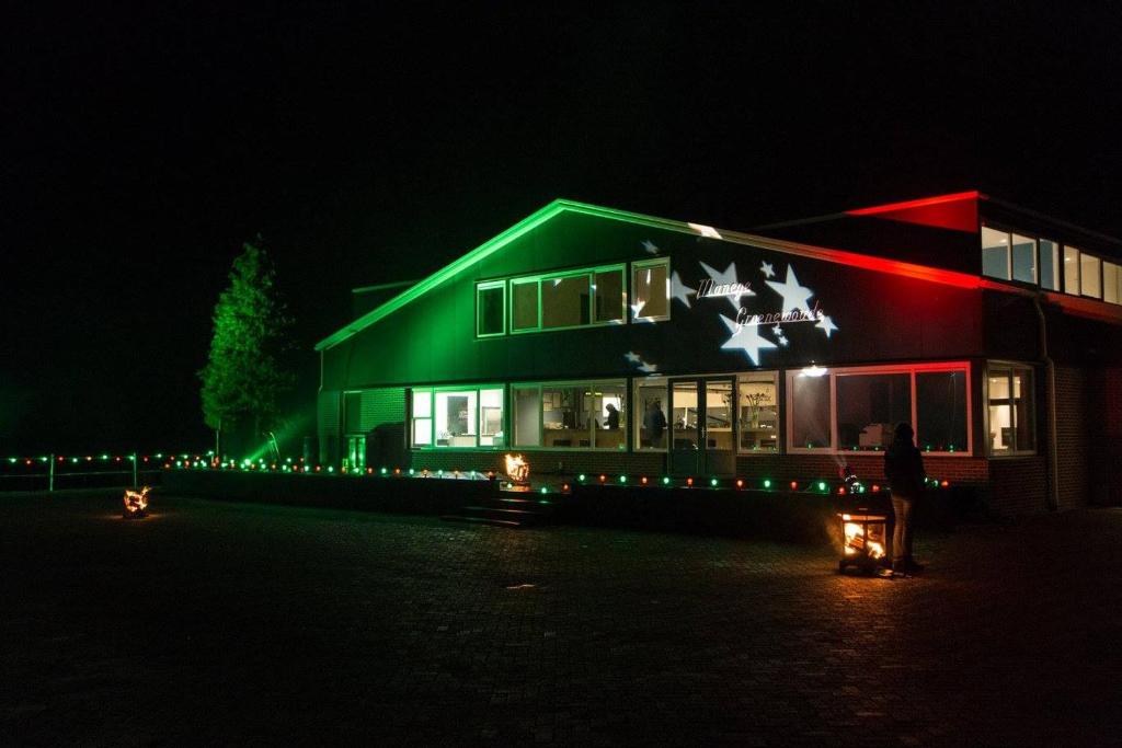 沃登贝赫B&B Manege Groenewoude的夜晚用圣诞灯照明的房子