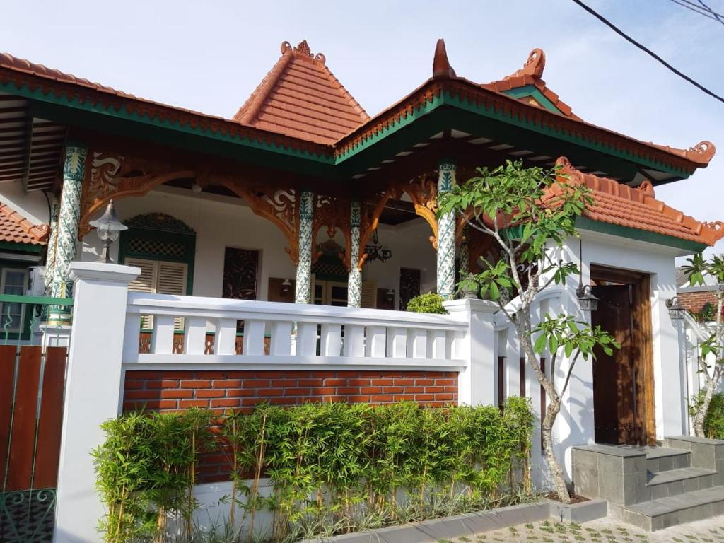 日惹Rumah Jawa Guest House (Syariah)的前面有白色围栏的房子