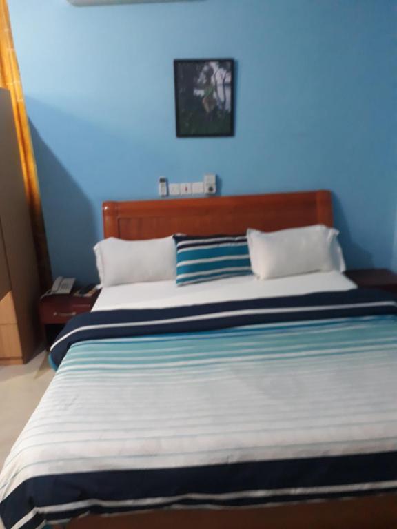 PrampramDreamers Lodge的蓝色卧室设有一张带蓝色墙壁的大床