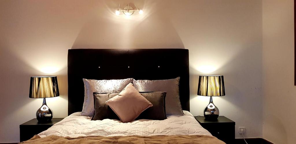 波尔图City Heart Rooms的一间卧室配有一张大床和两盏灯