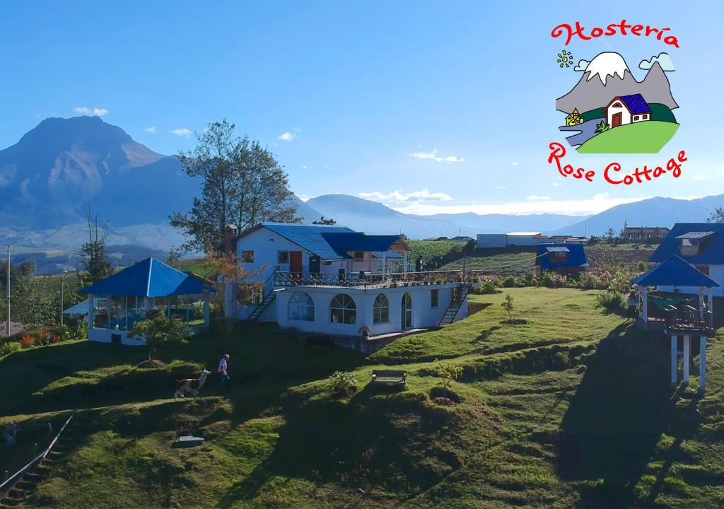 奥塔瓦洛Hosteria Rose Cottage的享有度假胜地的空中景致,以山脉为背景