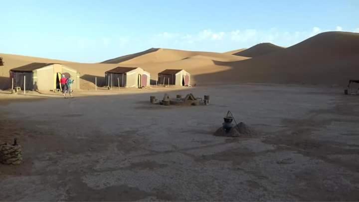 Foum ZguidBivouac Dune Iriki的沙漠中一群帐篷
