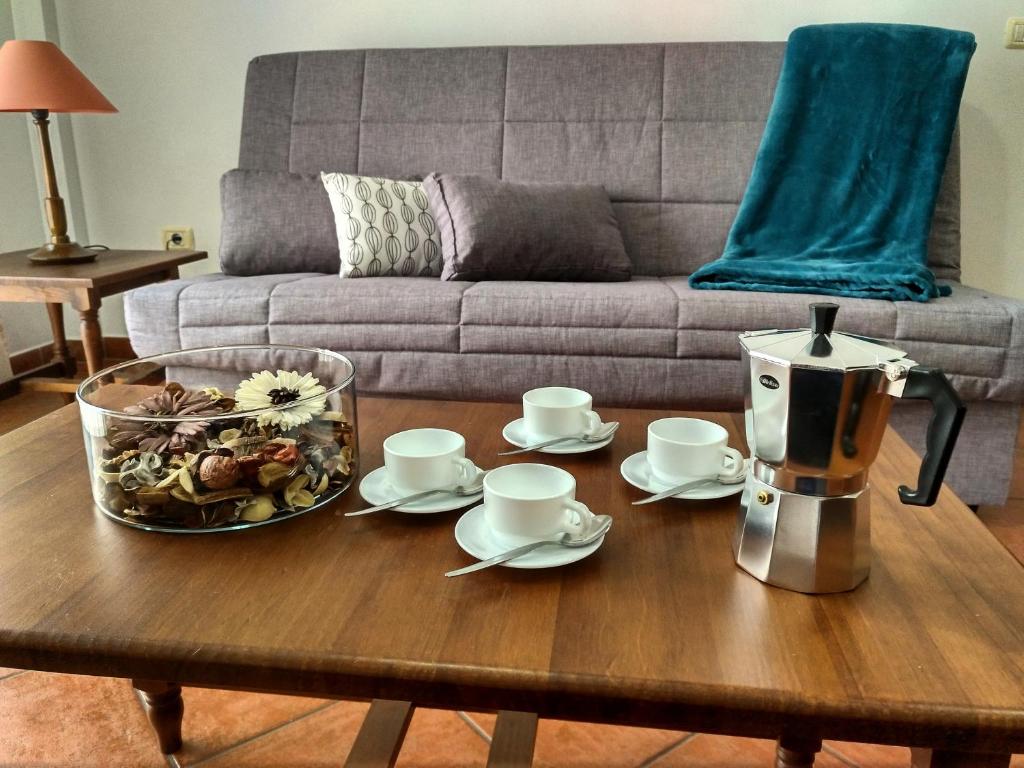 弗龙特拉Apartamentos El Jablito的客厅配有咖啡桌和咖啡机