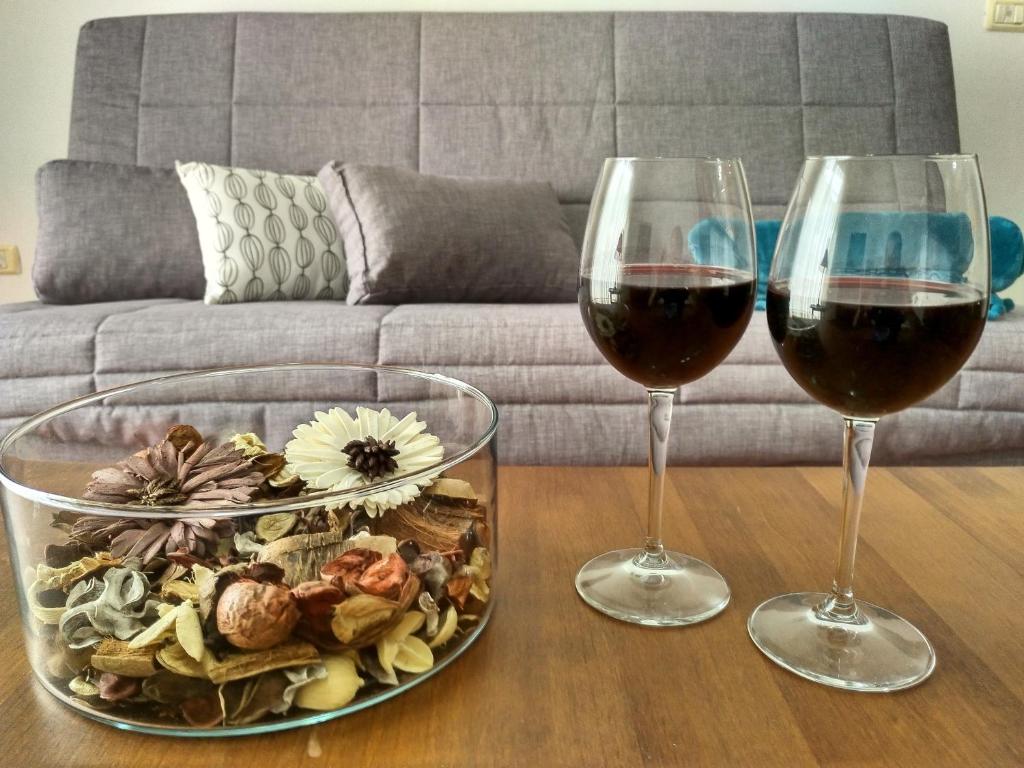 弗龙特拉Apartamentos Isora的两杯酒和一盘桌上的食物