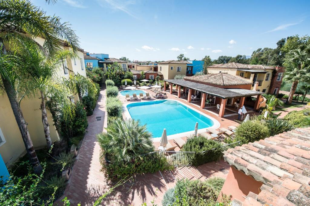 阿尔巴塔克斯橄榄之乡公寓式酒店的享有带游泳池的度假村的空中景致
