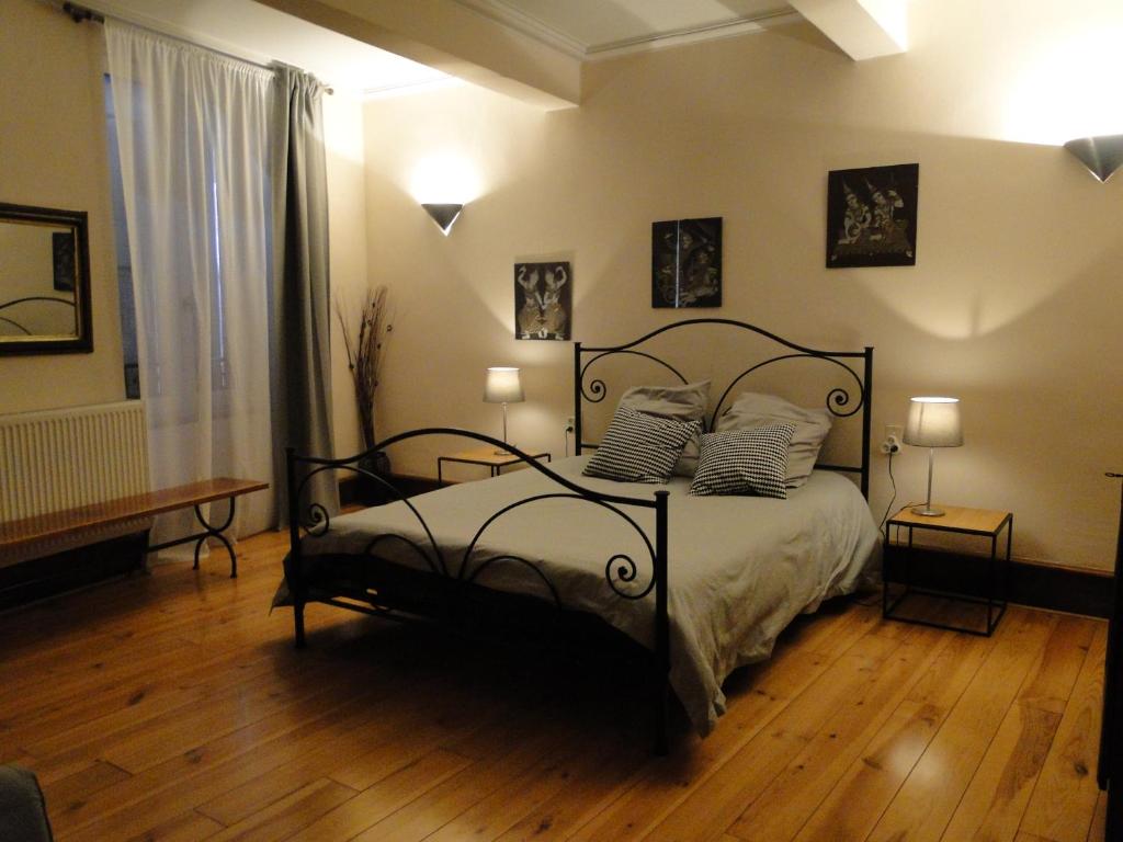 阿列日河畔的塔拉斯孔百丽欧舒丹住宿加早餐旅馆的一间卧室配有一张带枕头的黑色床。
