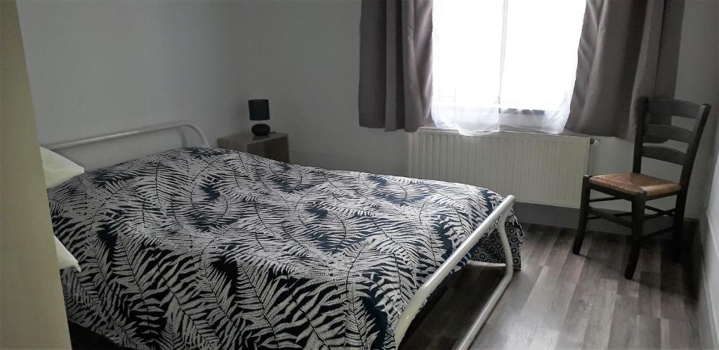 PusignanAppart comme chez soi的一间卧室配有一张带斑马纹毯子的床