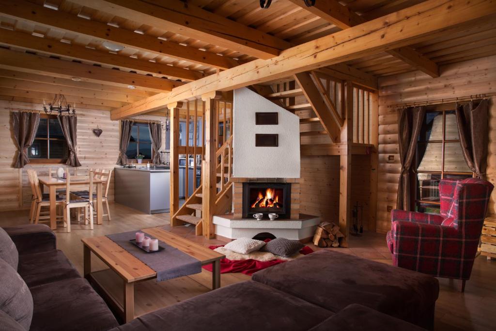 里托斯基挪威克维肯多夫查鲁皮度假屋的小木屋内带壁炉的客厅