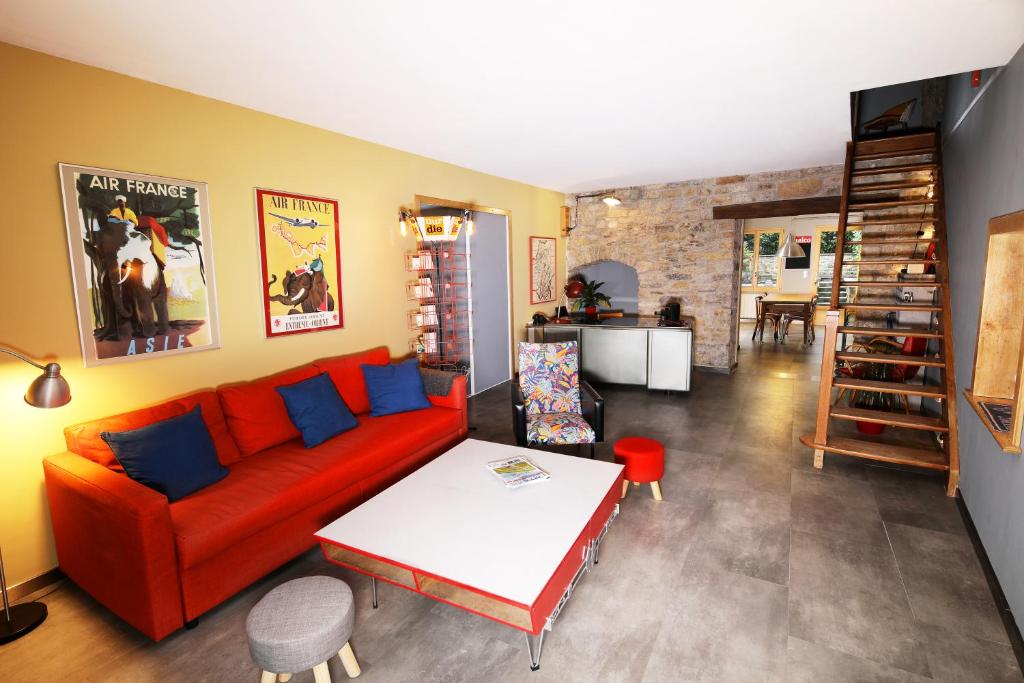 阿尔布瓦Maison des Orfèvres的客厅配有红色的沙发和桌子