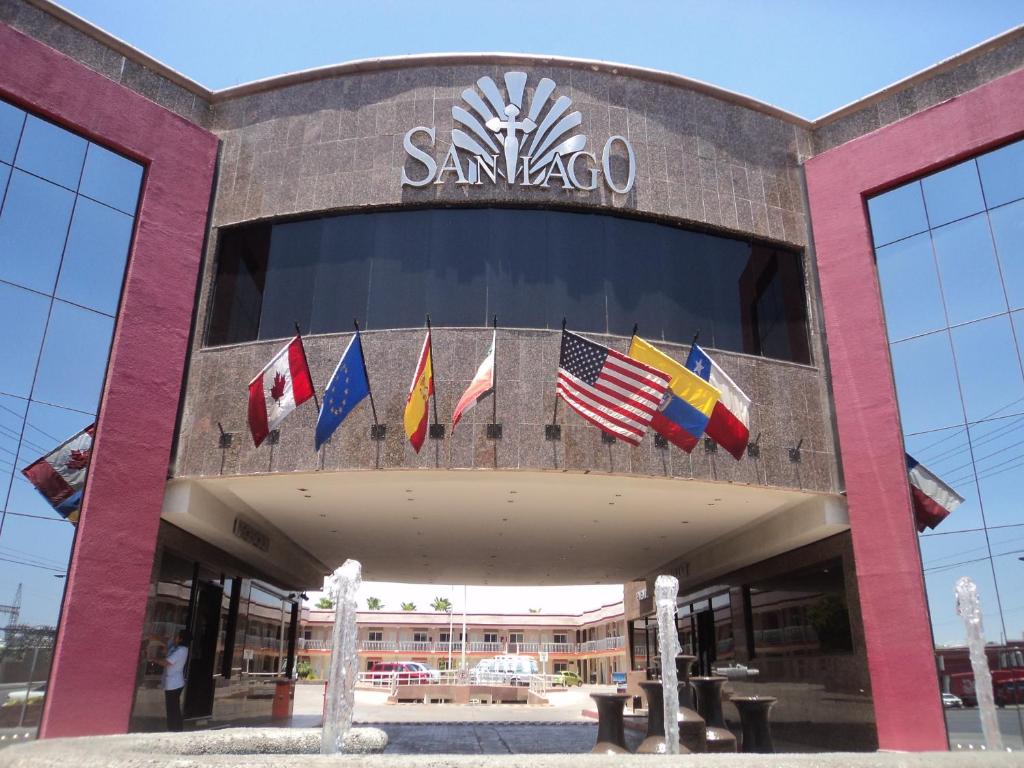 埃莫西约圣地亚哥广场酒店的前面有旗帜的桑约建筑